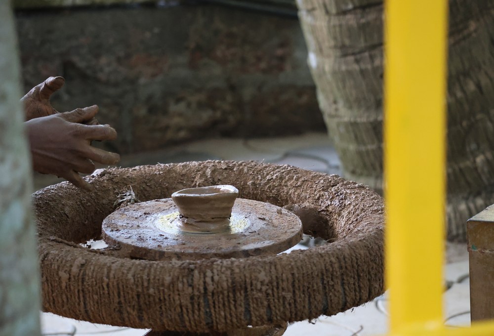 Centering and wheel throwing on potter's wheel